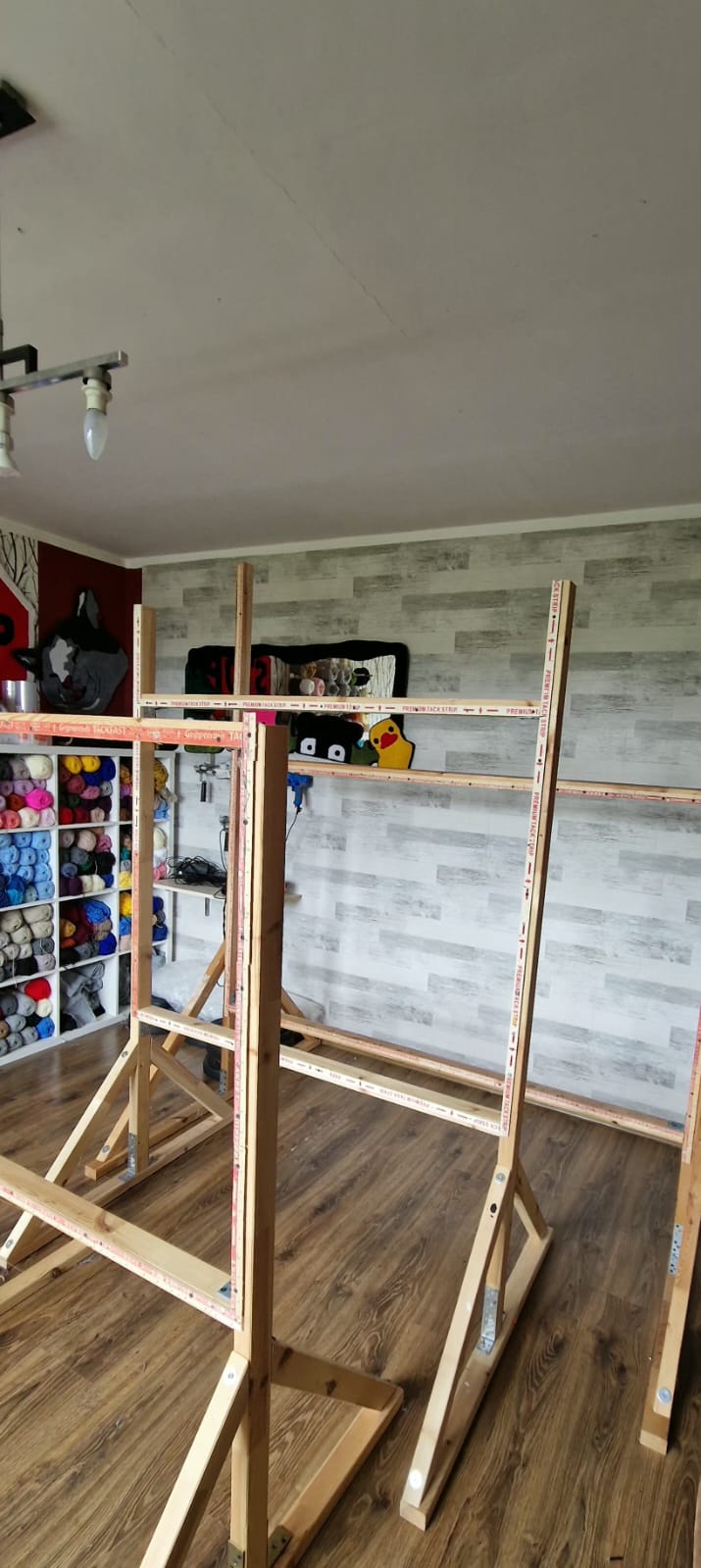 Puste krosna gotowe do pracy