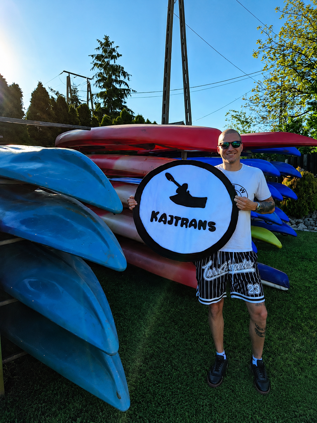 Kajtrans z dywanem z logo od Nidy Tufting